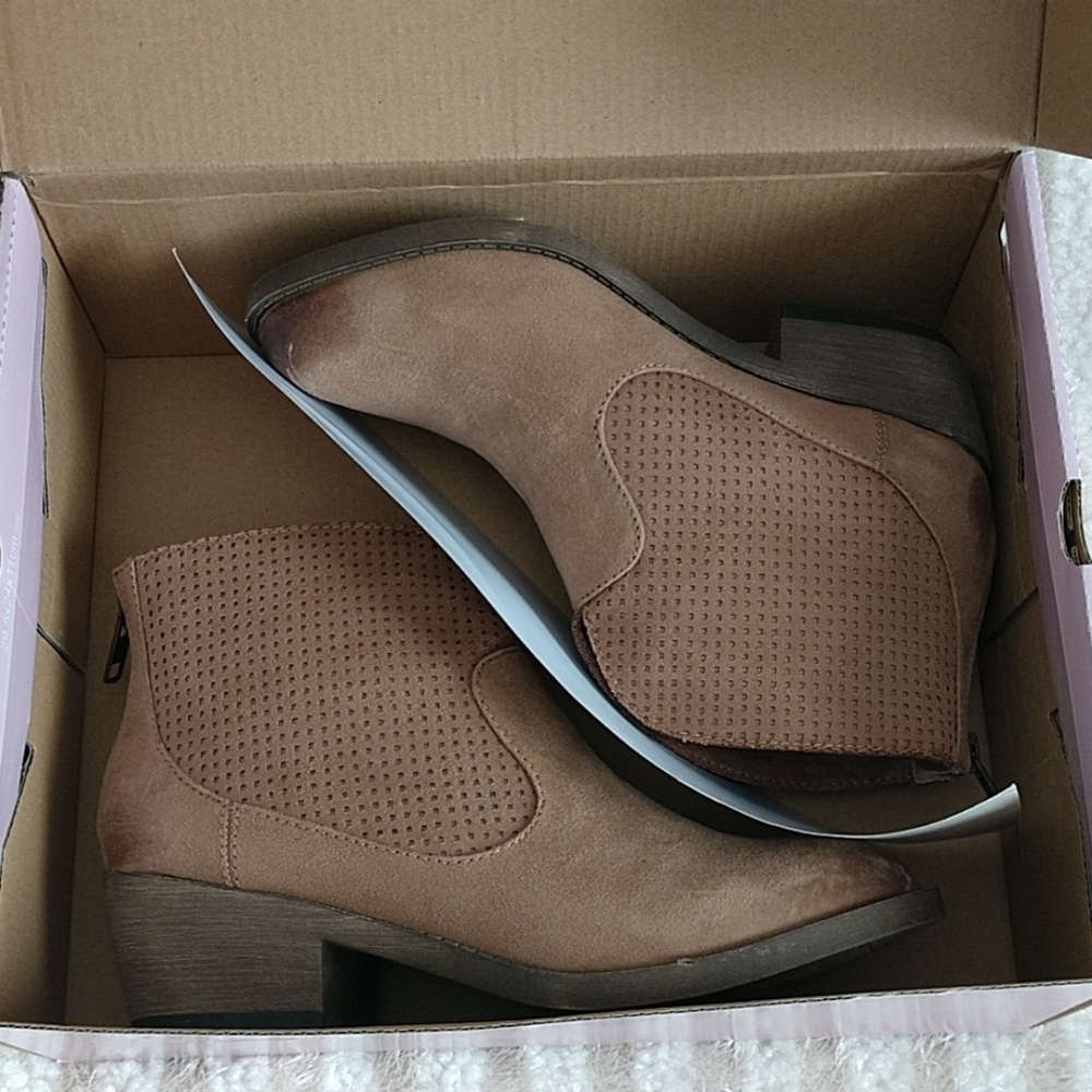NEW Womens Western Boots Ankle Bootie Distressed Tan Sand Soft Back Zip POP 6.5M - Picture 2 of 8
